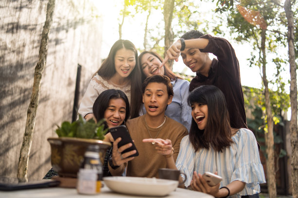 亚洲朋友在户外用智能手机降温图片下载