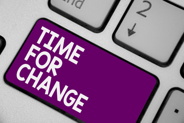 显示“是时候改变了”的手写概念。商业图片展示变化时刻进化新开端成长机会键盘紫键计算机计算反映文件。图片下载