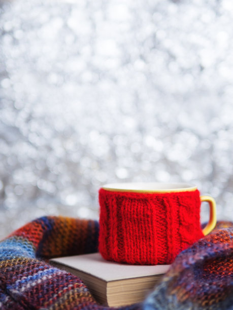 咖啡杯在围巾和复印空间图片下载