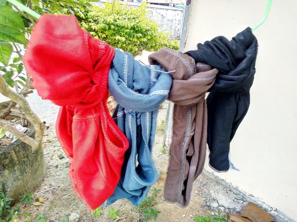 男士内衣挂在太阳下图片下载