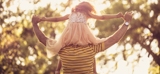 爸爸的肩膀有最好的视野。图片下载