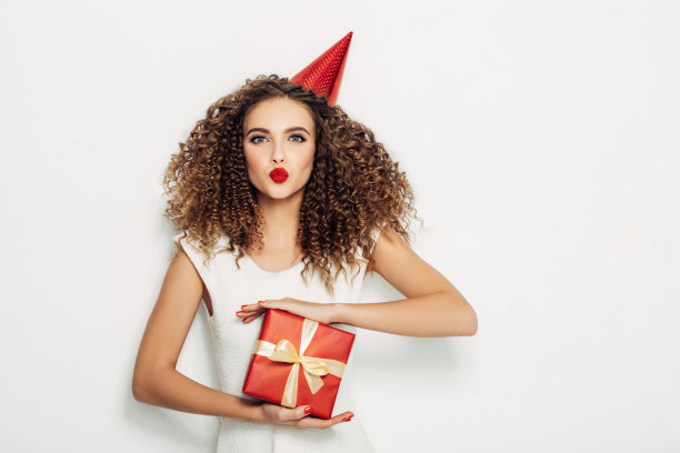 送圣诞礼物的漂亮女人图片下载