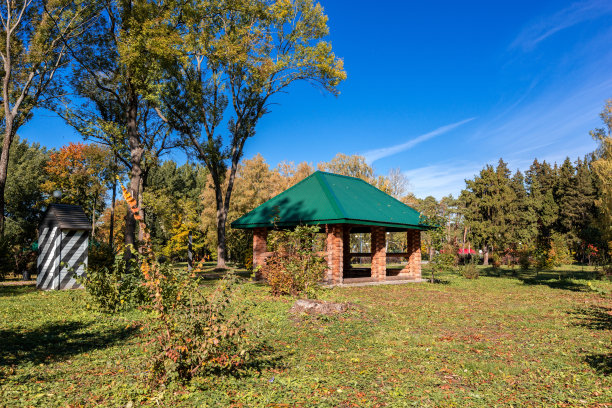 凉亭在秋高气爽的公园里图片下载