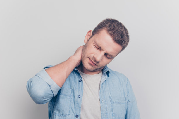 脾气暴躁的脸男子的照片，直到头旁边，手在脖子上感到疼痛，站孤立在浅灰色的背景，闭上眼睛图片下载