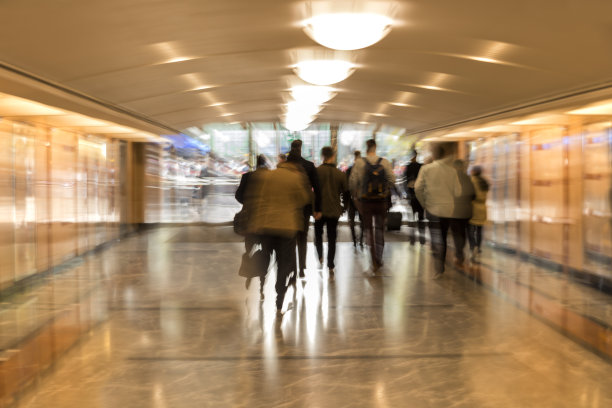 人群匆匆穿过走廊，模糊的运动，伦敦城图片下载