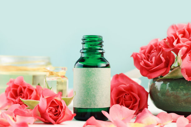 玫瑰精油用于护肤美容。图片下载