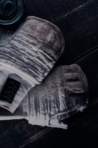 拳击器材特写:格斗手套和手绷带。图片下载