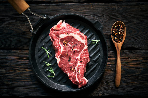 生牛排和香料准备烹调图片下载