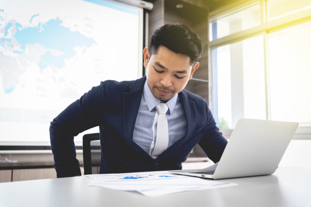 年轻的商人专注于windows背景的笔记本电脑图片下载