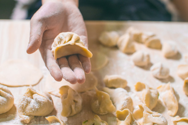 女人手里拿着中国饺子饺子素材图片