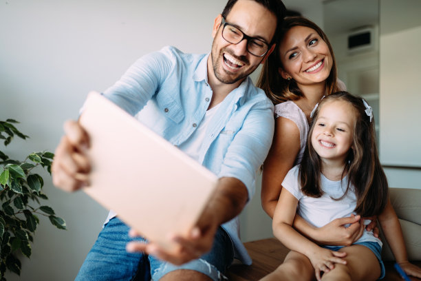 幸福的家庭在家里玩得开心图片下载