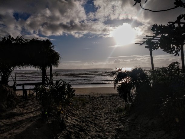 沙滩上的日出图片下载