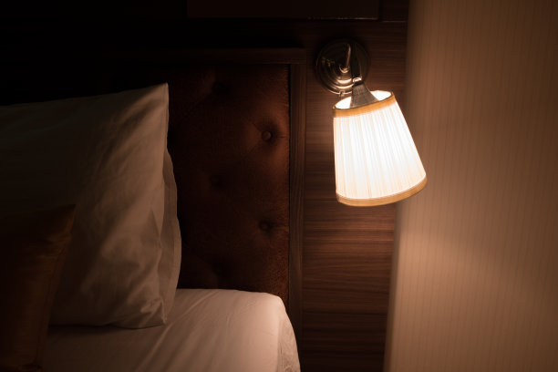 卧室里的床头布置了台灯图片下载