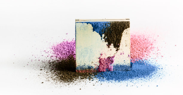 金色眼影盒，五颜六色的阴影从杯盖表面散射开来。图片下载