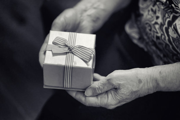 手持礼物的老妇人图片下载