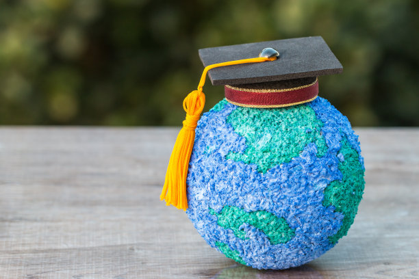 教育世界或毕业留学国际思想。毕业帽上的纸马切工艺地球地球仪。祝贺毕业生，大学，通向世界和人生的成功图片下载