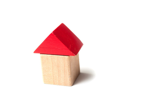 白色背景上的彩色木块房子图片下载