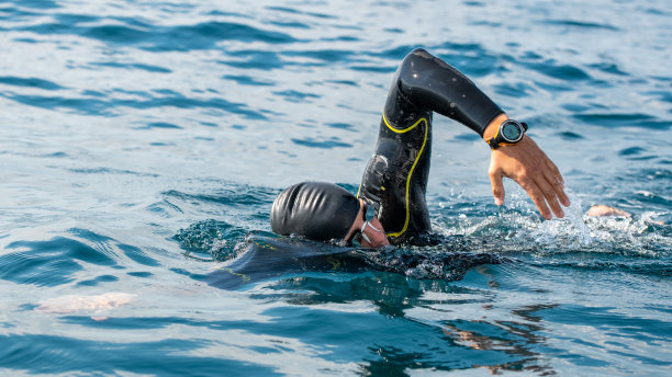 开放水域游泳者在海里游泳图片下载