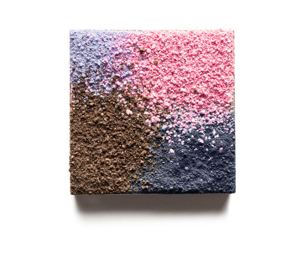 方形化妆盒，四种眼影分散在瓶盖表面。图片下载