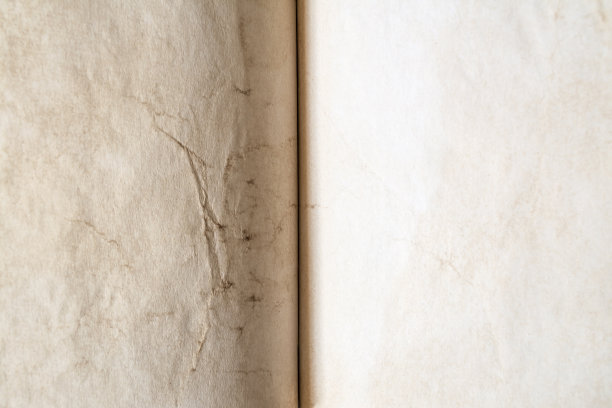 老式纸张的照片质感，有磨损、裂缝和洒出的咖啡滴。图片下载