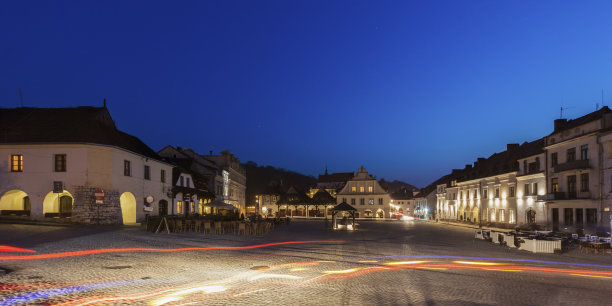 卡兹米尔兹·多尼市市场广场的老井图片下载