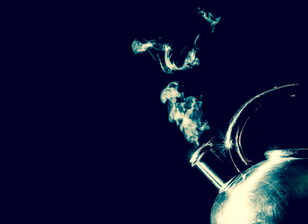 水壶鸣笛，沸腾的水壶与蒸汽纹理在一个黑色的背景。复古、垃圾、复古风格的照片。图片下载