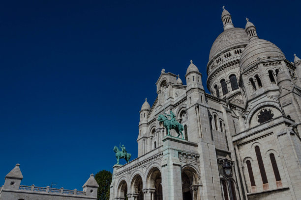 Sacré-Cœur的照片-标志性的，圆顶的白色教堂，完成于1914年，内部马赛克，彩色玻璃窗。巴黎图片下载