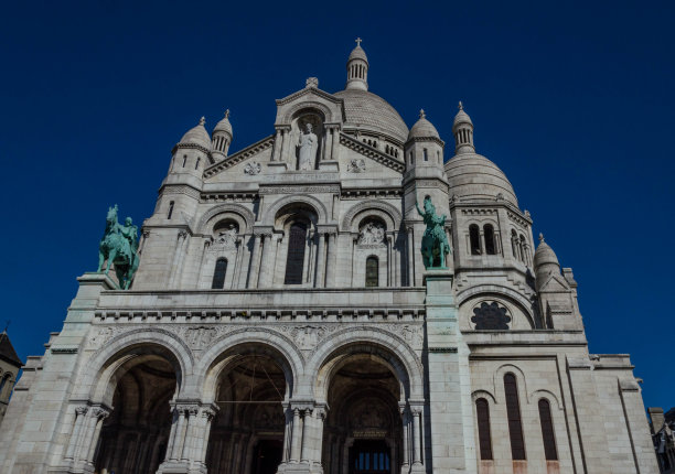 Sacré-Cœur的照片-标志性的，圆顶的白色教堂，完成于1914年，内部马赛克，彩色玻璃窗。巴黎图片下载
