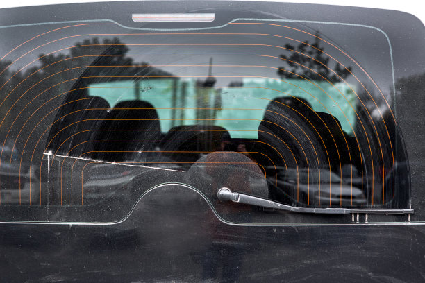 肮脏的汽车玻璃。图片下载