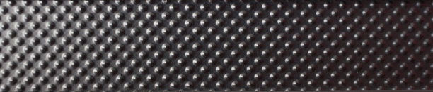 靠近一个金属盒的侧面图片下载