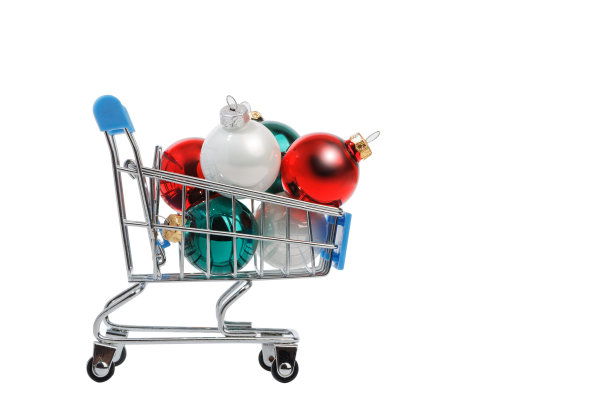 超市购物车里装着五颜六色的圣诞球图片下载