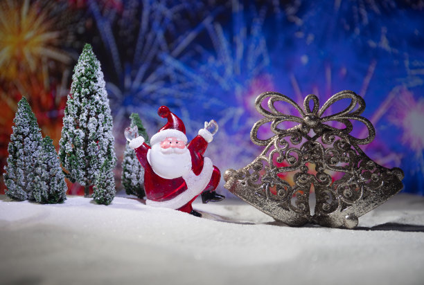 节日的背景。雪人装扮成圣诞老人与圣诞球在灯光背景照片有一个空的空间为您的文字图片下载