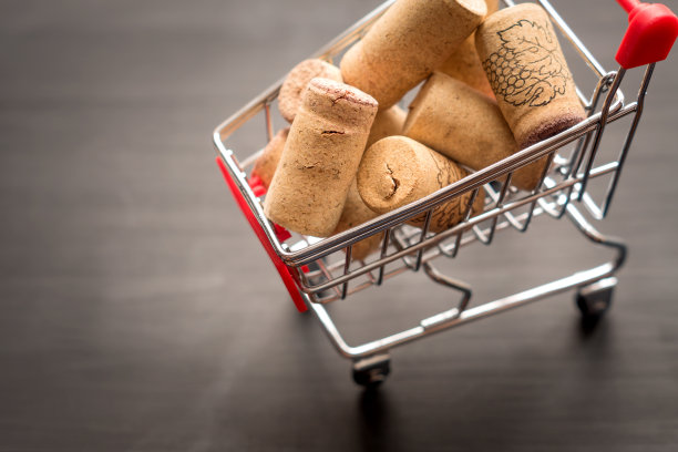 购物车里装满了用过的葡萄藤软木塞，概念上的黑色木制背景图片下载