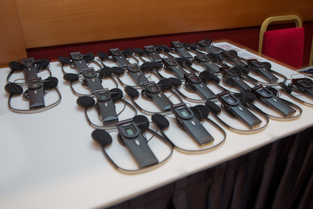 耳机用于同声传译设备同声传译设备。一套耳机的同声翻译在谈判中以外国语言。图片下载