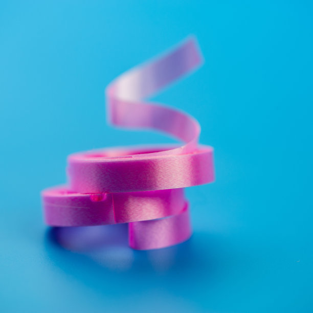 一卷卷粉红色的圣诞丝带图片下载