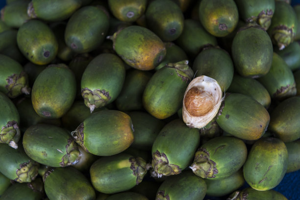 市场上的槟榔，包括一个去皮的槟榔图片下载