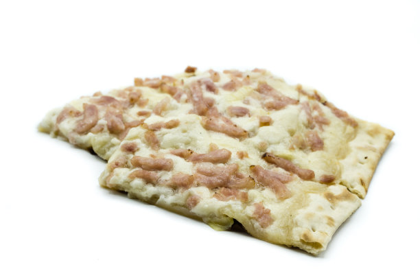 火焰馅饼，洋葱和火腿孤立的白色背景图片下载