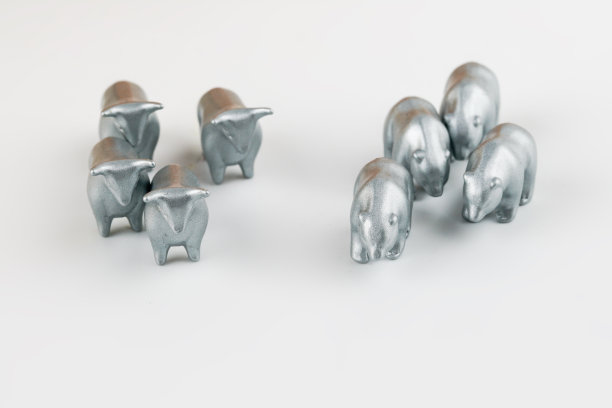 公牛和熊的银色雕像在白色的背景图片下载