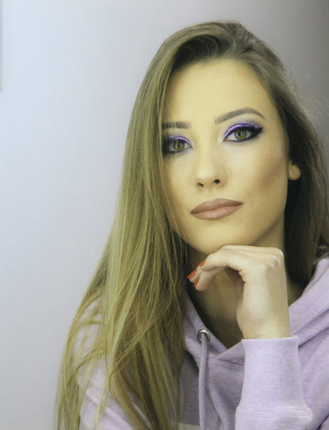 在美容院化妆-化妆师图片下载