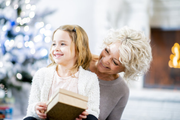 微笑和奶奶图片下载