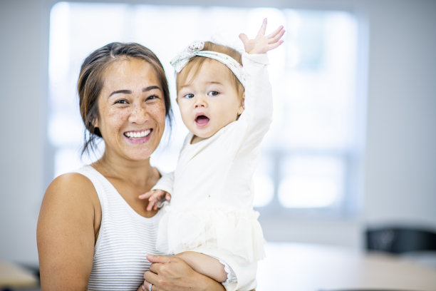 微笑的妈妈和女儿图片下载