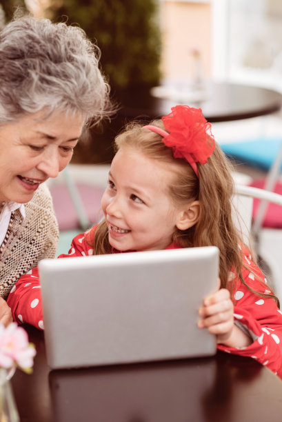 教她的老奶奶上网图片下载