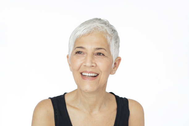 灰白头发的老女人肖像图片下载