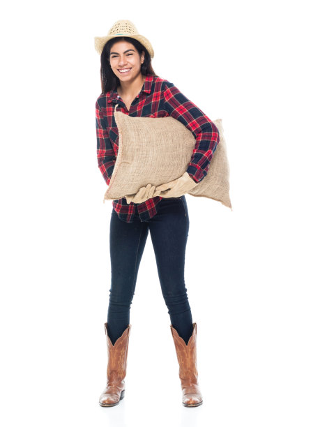 美丽年轻的拉丁女性正拿着一个粗麻袋图片下载