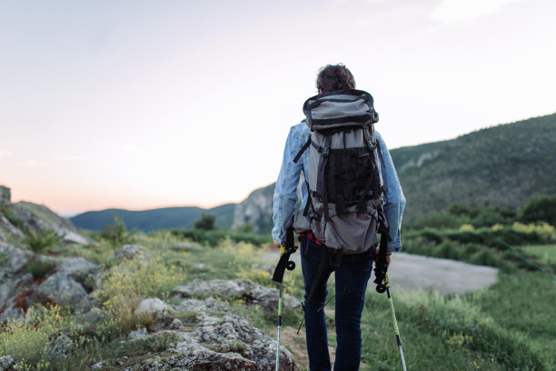 徒步旅行者在爬山图片下载