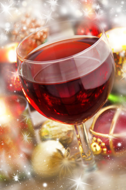 红酒和圣诞装饰品图片下载