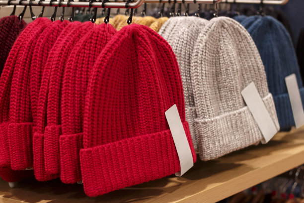 服装店里的彩色针织帽，特写图片下载