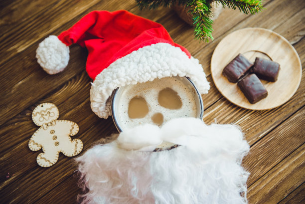 用棉花糖调味的热可可放在旧木板上。图片下载