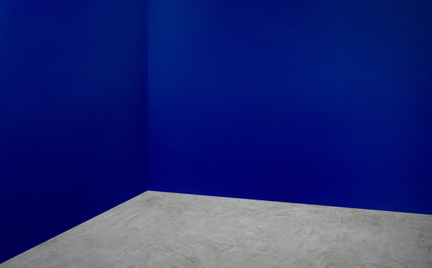 空角落深蓝色墙壁和灰色混凝土地板透视房，现代风格的房间，模拟展示产品，业务展示。图片下载