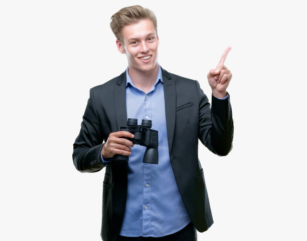 年轻英俊的金发男子透过望远镜很高兴地用手和手指指着一边图片下载
